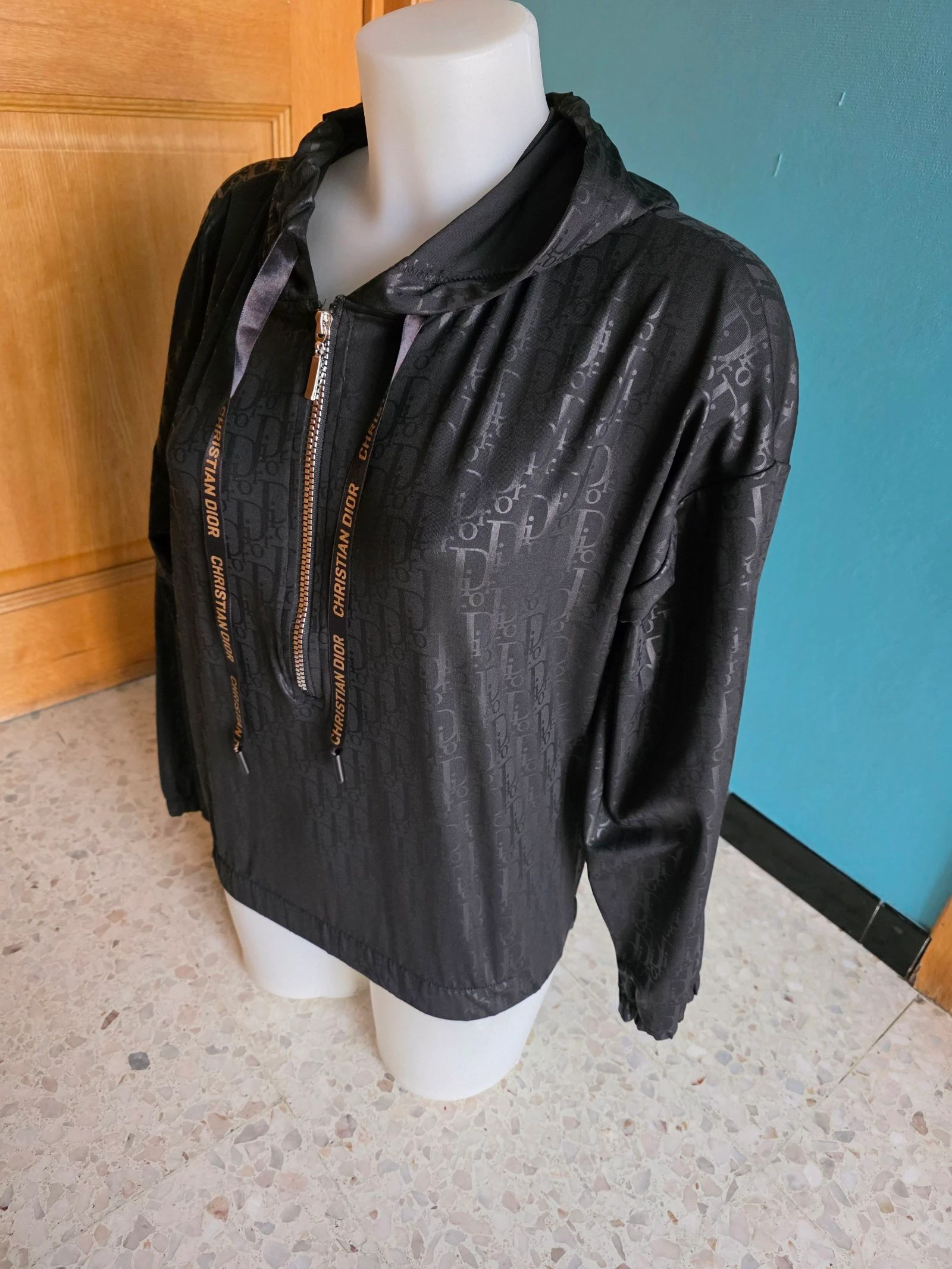 Suéter preto com capuz inspiração D**r – photo 2